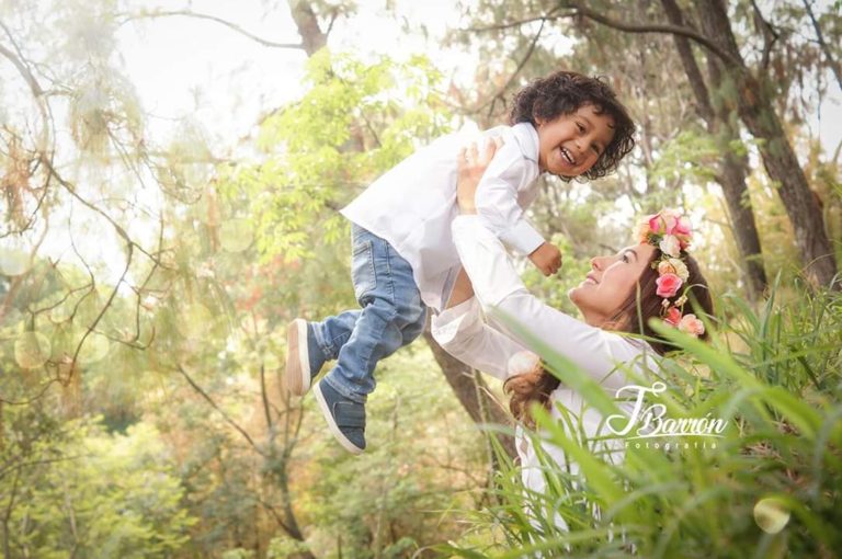 Fotografía profesional de mamá e hijo - Julio Barrón Fotografía