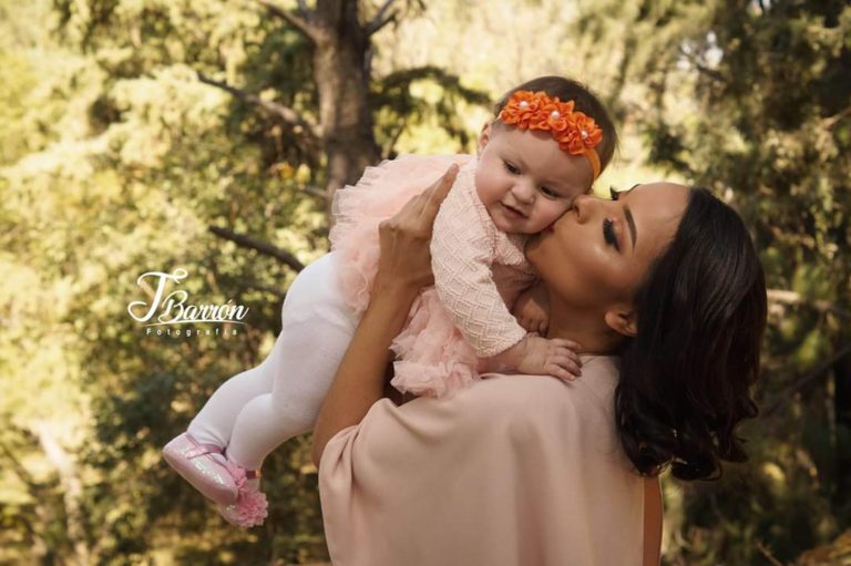 Fotografía profesional de mamá e hija - Julio Barrón Fotografía