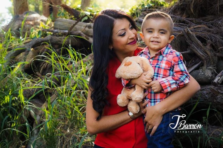 Fotografía profesional de mamá e hijo - Julio Barrón Fotografía