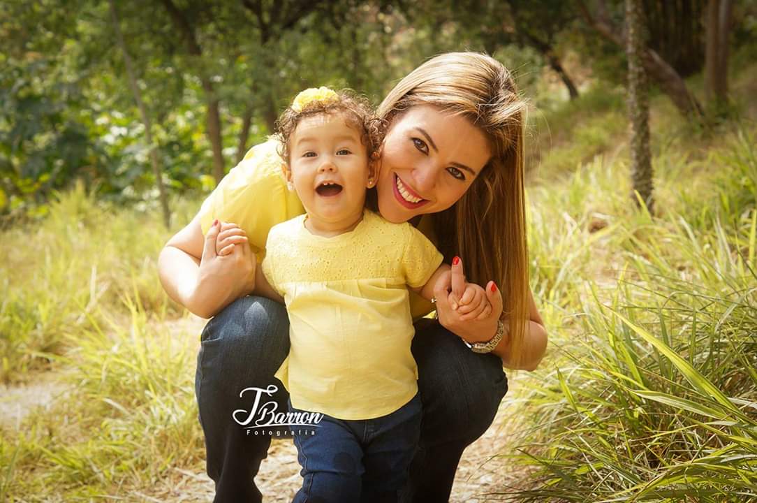 Fotografía profesional de mamá e hija - Julio Barrón Fotografía