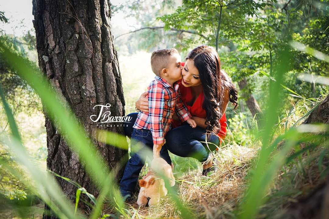 Fotografía profesional de mamá e hijo - Julio Barrón Fotografía