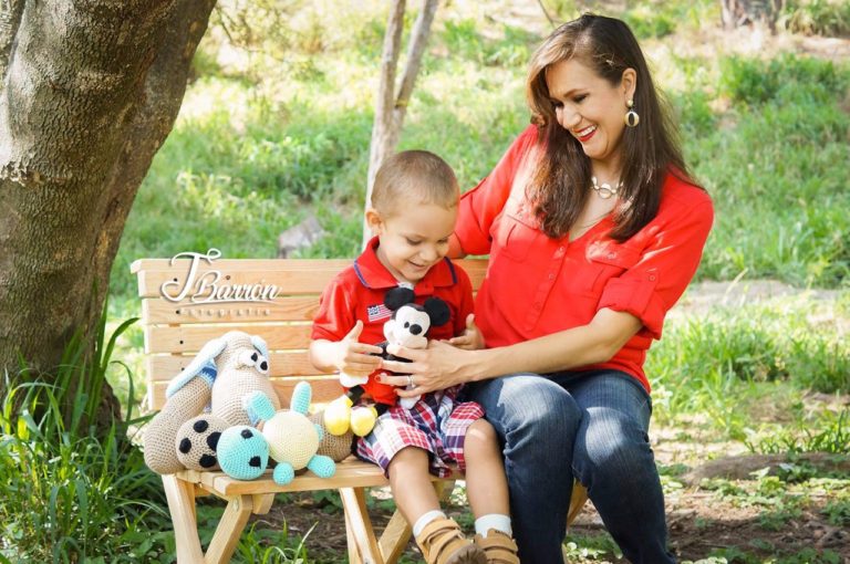 Fotografía profesional de mamá e hijo - Julio Barrón Fotografía