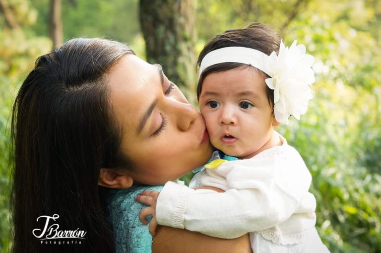 Fotografía profesional de mamá e hija - Julio Barrón Fotografía