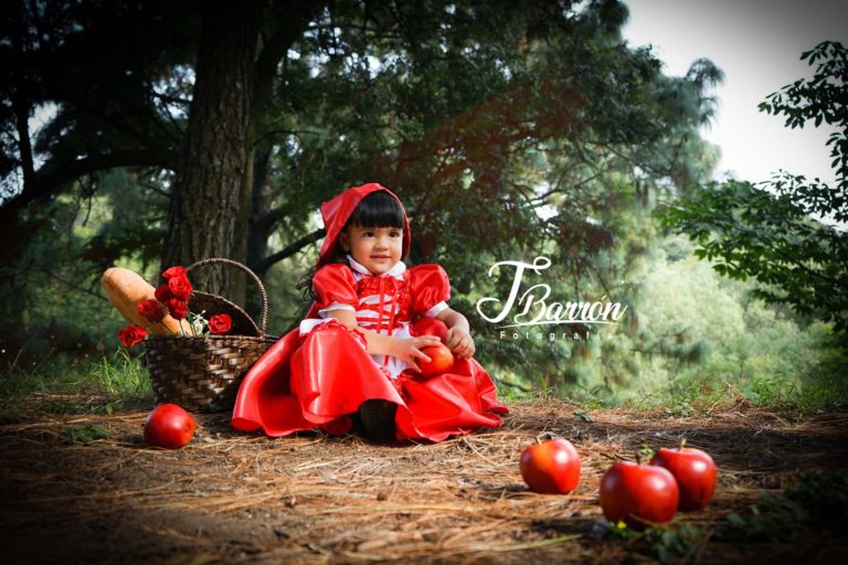 Fotografía profesional de niña vestida de caperucita roja