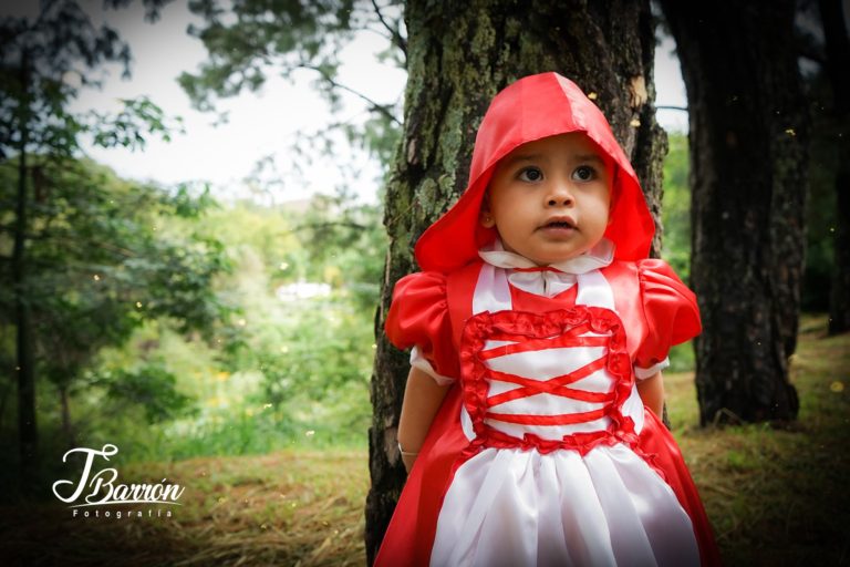 Fotografía profesional de niña vestida de caperucita roja