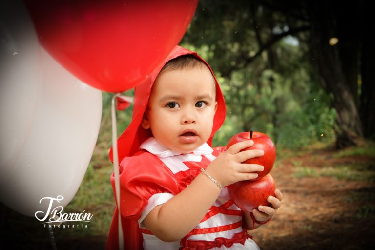 Fotografía profesional de niña vestida de caperucita roja