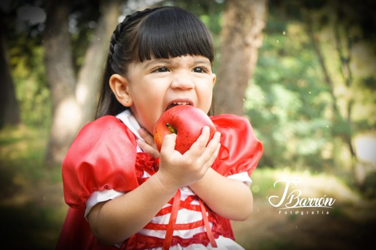 Fotografía profesional de niña vestida de caperucita roja