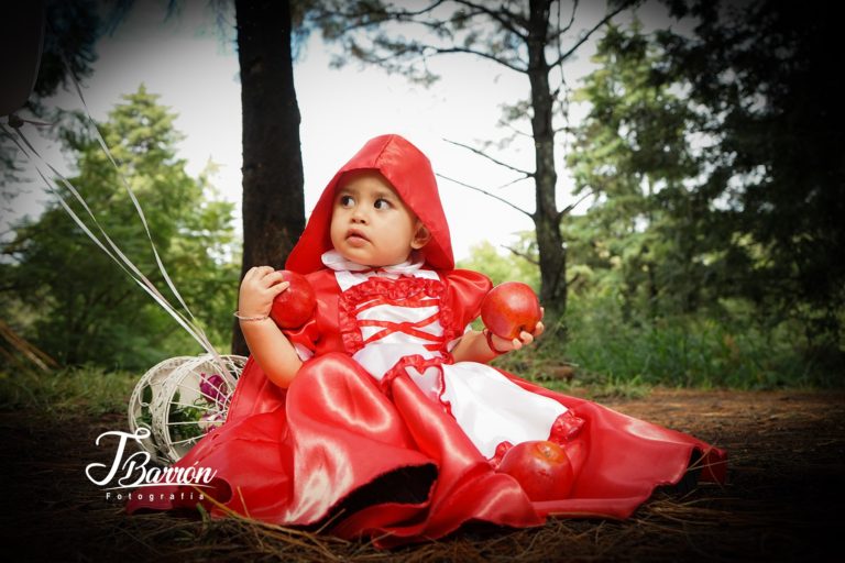 Fotografía profesional de niña vestida de caperucita roja