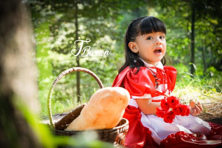 Fotografía profesional de niña vestida de caperucita roja