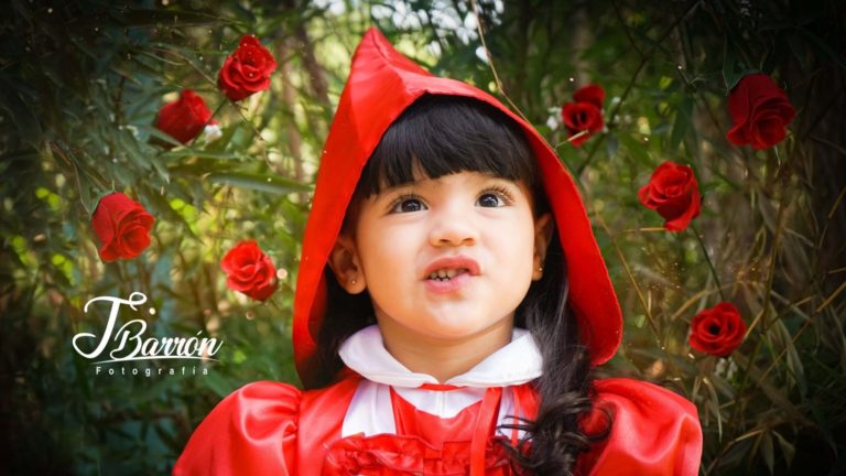 Fotografía profesional de niña vestida de caperucita roja