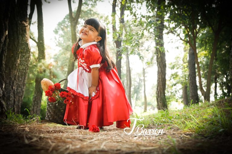 Fotografía profesional de niña vestida de caperucita roja