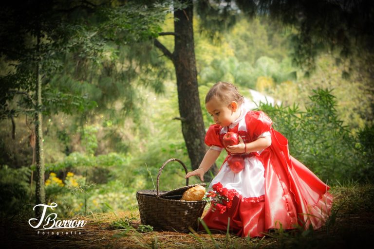 Fotografía profesional de niña vestida de caperucita roja