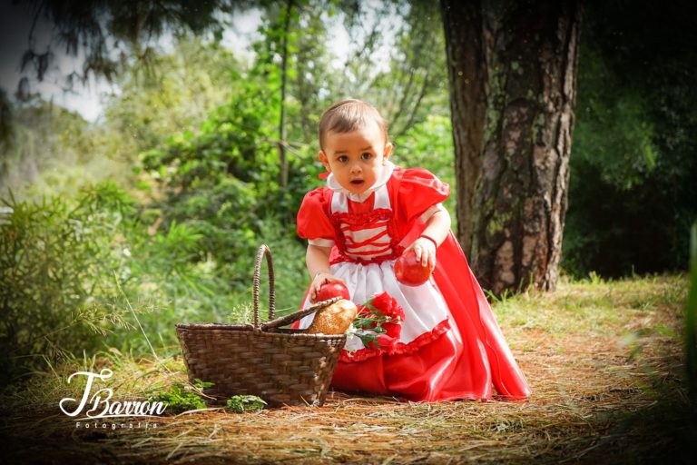 Fotografía profesional de niña vestida de caperucita roja