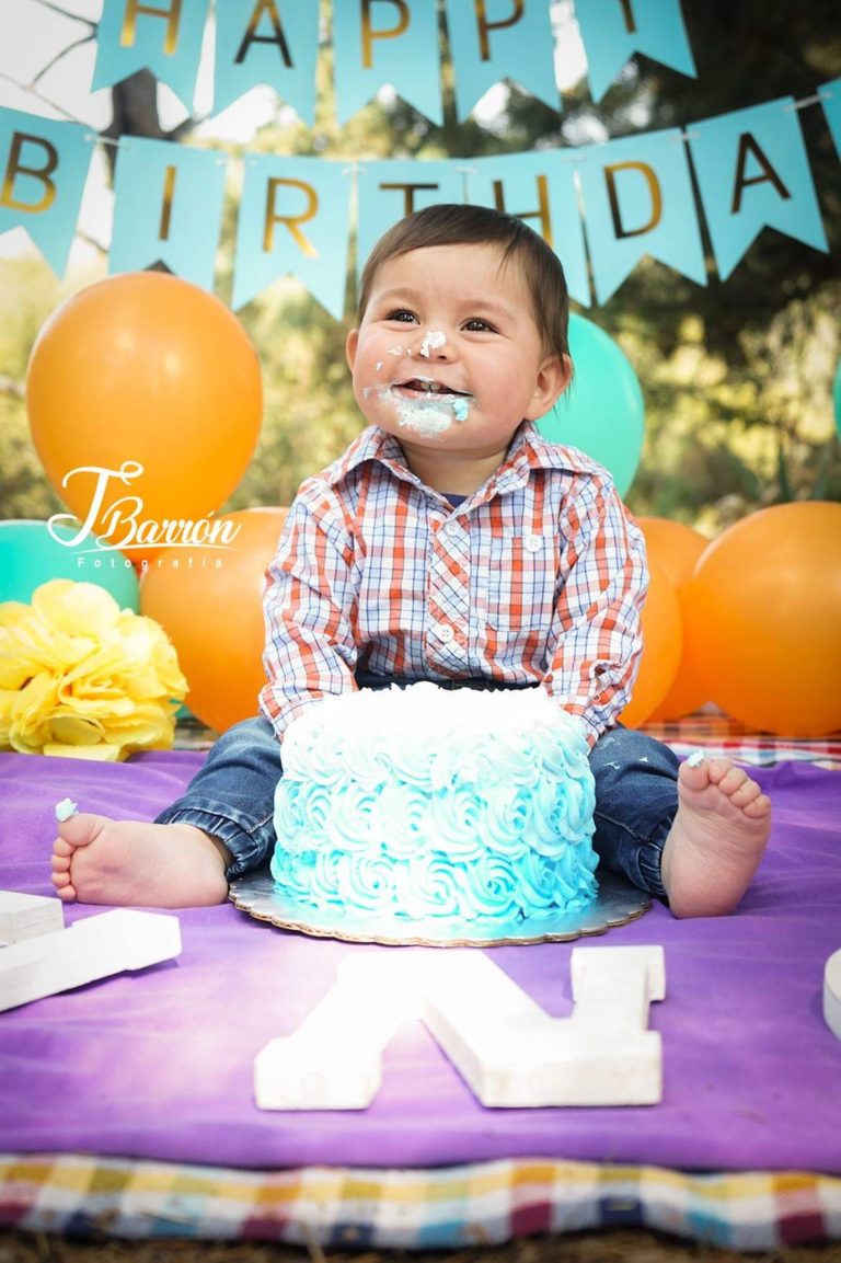 Fotografía profesional de niño con pastel para smash cake - Fotógrafo Profesional de Guadalajara