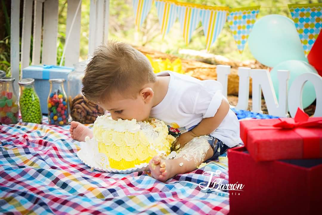 Sesión Smash Cake en exterior - Fotógrafo Profesional en Guadalajara