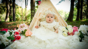 Fotografía profesional de niña con atuendo de bautizo - Fotógrafo Profesional