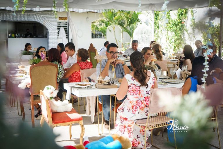 Fotografía profesional de comensales a la mesa en evento de primera comunión