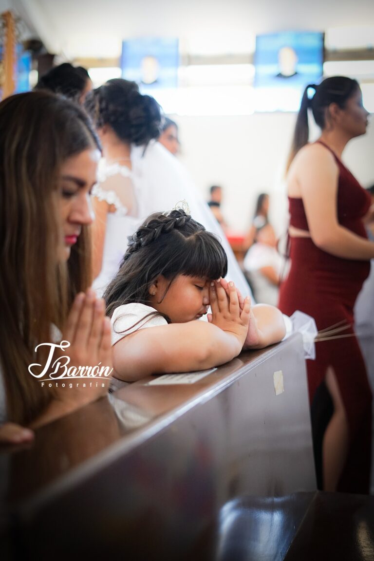 Cobertura de ceremonia de Primera Comunión en templo - Fotografía Profesional