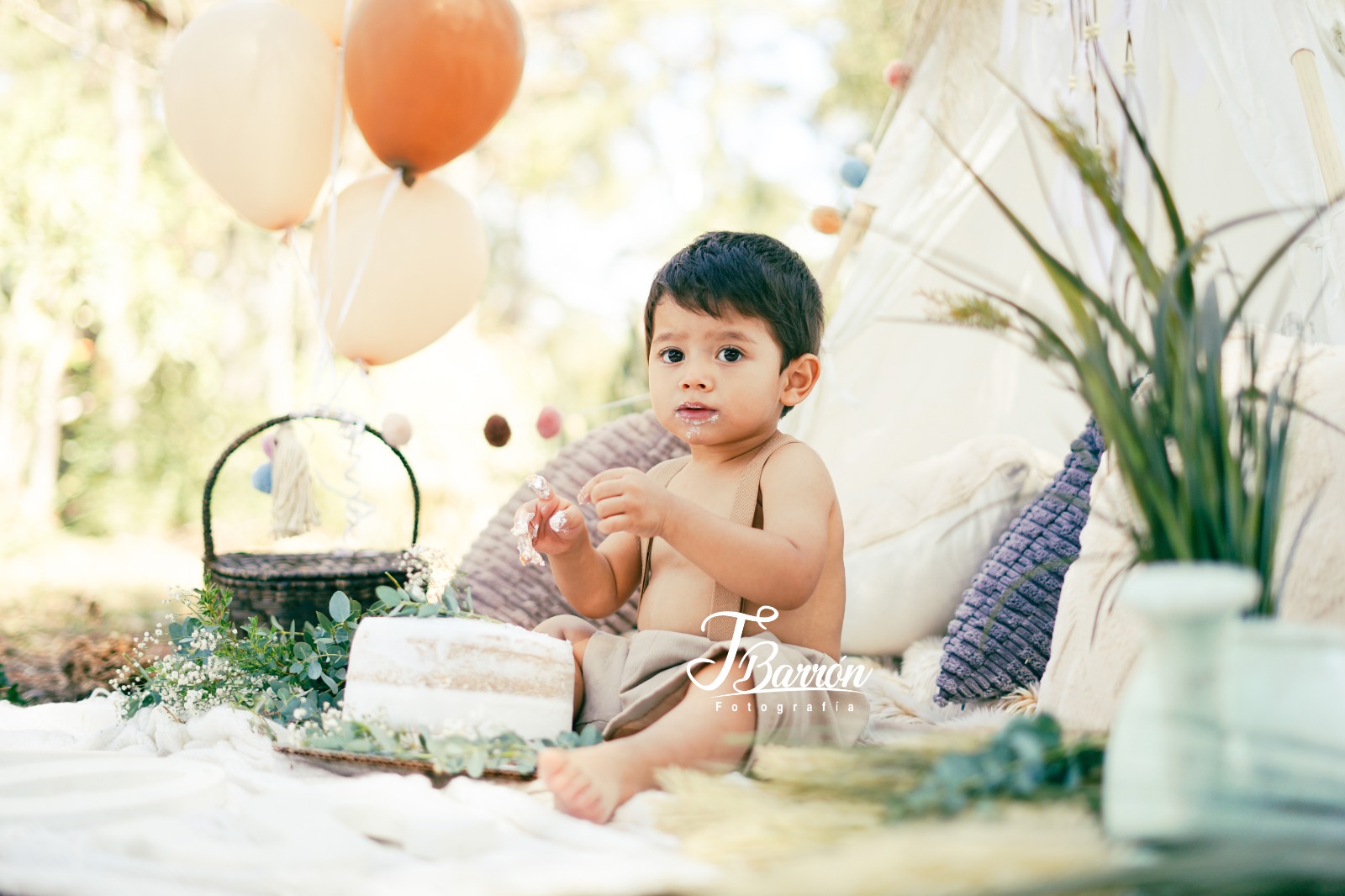 Sesión de fotos de smash cake con colores neutrales en exterior - Fotografía Profesional en Guadalajara