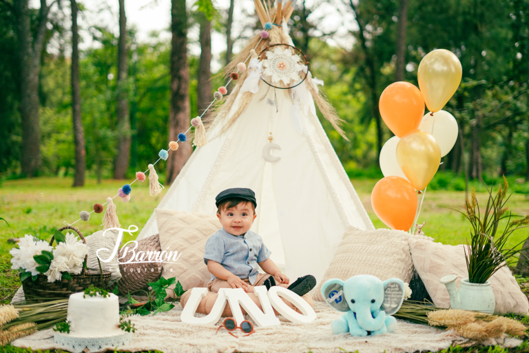 Sesión de fotos de smash cake con colores neutrales en exterior - Fotografía Profesional en Guadalajara