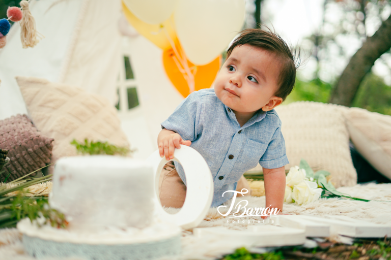 Sesión de fotos de smash cake con colores neutrales en exterior - Fotografía Profesional en Guadalajara